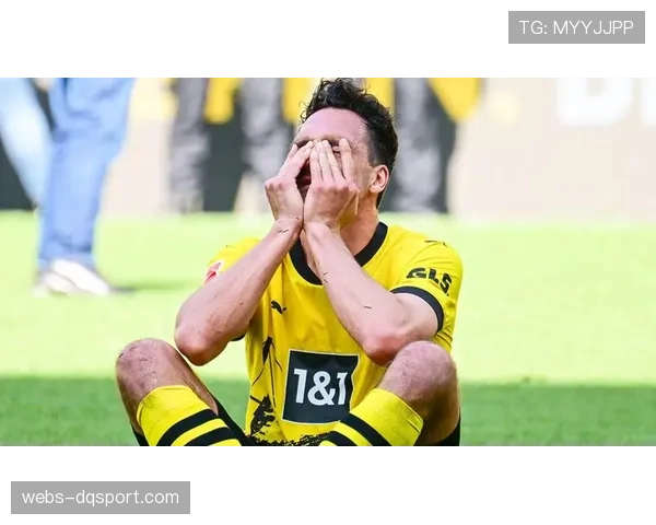 红牌！美因茨后卫在禁区内犯规被直红罚下并判罚点球