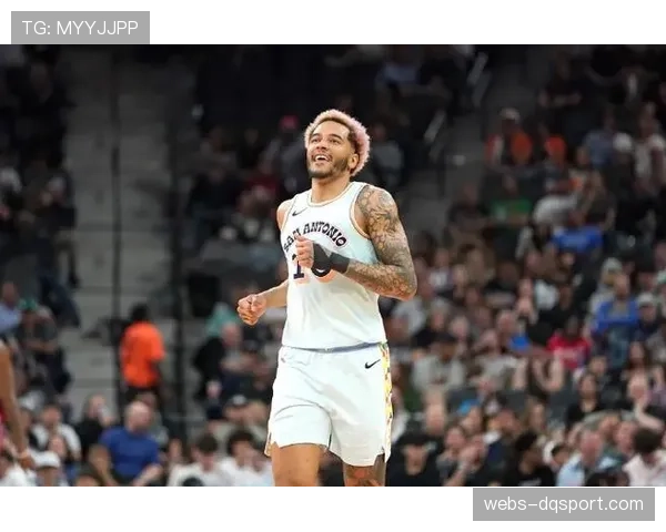 文班亚马赛后与索汉交换球衣，马刺更衣室庆祝法国同胞的欧洲联赛淘汰赛晋级