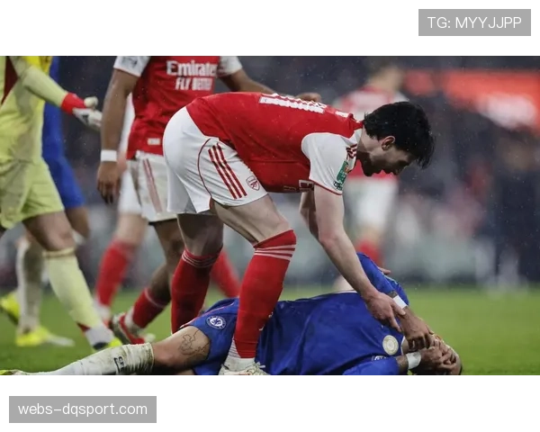 聚焦萨卡：22岁阿森纳队长带伤打满120分钟，赛后搀扶抽筋队友
