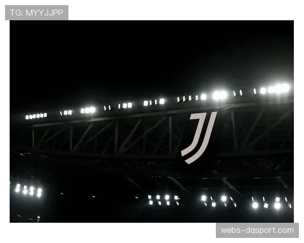 弗罗西诺内小球迷冲入场内拥抱偶像苏莱,比赛短暂中断 弗罗西诺内小球迷冲入场内拥抱偶像苏莱,比赛短暂中断